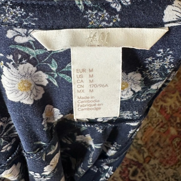 H&M Navy Blue Blouse with White Floral Pattern - Picture 10 of 10